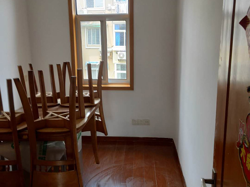 全屋墻面改造:通常要鏟除舊房子的原漆面，先用水噴濕其表層，再用電刨機或泥刀鏟除其表層漆面，表面已有嚴重漆面脫落，批燙層呈粉沙化的，應(yīng)鏟除漆層和整個批燙，直至見到水泥批燙或磚層；然后用膩子找平，打磨平整光滑，再刷乳膠漆。用石膏線在上部與頂面交接處做陰角，用踢腳線在下部與地面交接處收口。進行墻面平整處理后，墻面涂刷底漆的作用是抗堿防潮、封固基材、保護面漆，提高面漆的質(zhì)感和遮蓋力。