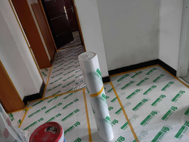 墻面翻新成品保護(hù)：各種裝修物料的進(jìn)場(chǎng)以及各種建筑裝修垃圾的清理，都會(huì)經(jīng)過(guò)入戶門，這些物品在搬運(yùn)的過(guò)程中，難免會(huì)和入戶門發(fā)生磕碰，造成入戶門的磕碰劃傷，所以，第一個(gè)需要做好成品保護(hù)的地方就是入戶門。地面瓷磚鋪貼完后，用成品保護(hù)膜覆蓋磚面，既可以防止裝修時(shí)的沙子磨傷地面，同時(shí)也能有效地防止油漆涂料等有色液體滴落磚面，造成地面污染。在進(jìn)行木門、櫥柜、家具等的相關(guān)的安裝或組裝的過(guò)程中，成品保護(hù)主要體現(xiàn)在兩個(gè)方面：一是原有的墻面、地面裝飾的保護(hù)，盡量避免因?yàn)檫@些安裝工程對(duì)已裝的部分造成破壞；二是安裝的物品本身的保護(hù)，注意不要在安裝過(guò)程中造成磕碰、劃傷等損傷。