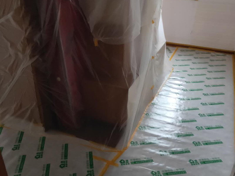 墻面翻新成品保護(hù)：各種裝修物料的進(jìn)場(chǎng)以及各種建筑裝修垃圾的清理，都會(huì)經(jīng)過(guò)入戶門，這些物品在搬運(yùn)的過(guò)程中，難免會(huì)和入戶門發(fā)生磕碰，造成入戶門的磕碰劃傷，所以，第一個(gè)需要做好成品保護(hù)的地方就是入戶門。地面瓷磚鋪貼完后，用成品保護(hù)膜覆蓋磚面，既可以防止裝修時(shí)的沙子磨傷地面，同時(shí)也能有效地防止油漆涂料等有色液體滴落磚面，造成地面污染。在進(jìn)行木門、櫥柜、家具等的相關(guān)的安裝或組裝的過(guò)程中，成品保護(hù)主要體現(xiàn)在兩個(gè)方面：一是原有的墻面、地面裝飾的保護(hù)，盡量避免因?yàn)檫@些安裝工程對(duì)已裝的部分造成破壞；二是安裝的物品本身的保護(hù)，注意不要在安裝過(guò)程中造成磕碰、劃傷等損傷。