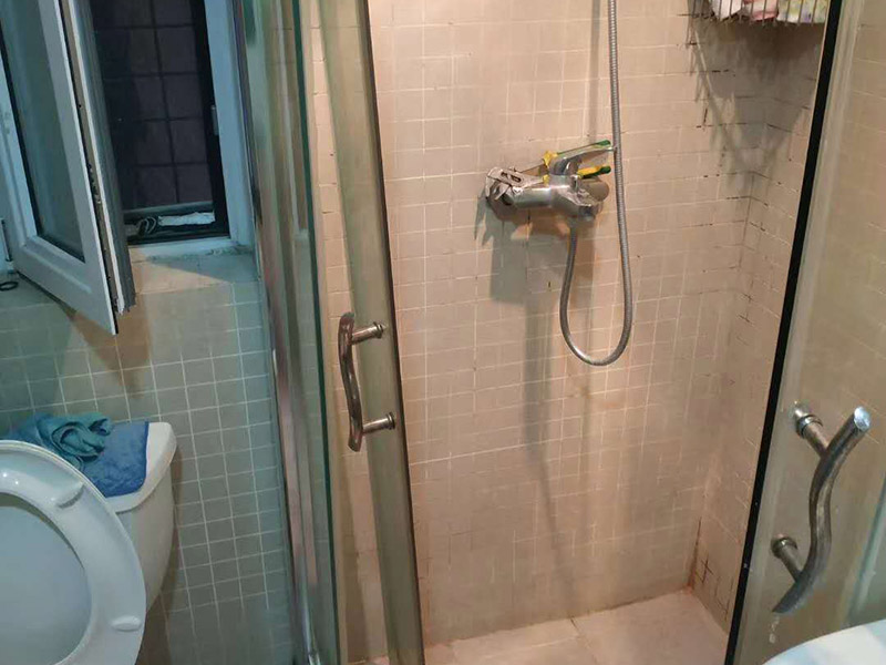 衛(wèi)生間改造裝修：衛(wèi)生間改造時(shí)首先要對(duì)墻面進(jìn)行處理，先將原有舊墻磚拆除，再利用水泥砂漿將墻面找平，目的是為了便于后期瓷磚鋪貼平整，不易脫落。最重要的是衛(wèi)生間防水，墻面防水建議使用剛性防水，既能起到防水作用，又能避免墻磚空鼓。而地面可以使用柔性防水，防水涂料要涂刷均勻，地面與墻面的接縫處需要涂刷30cm，施工完后需要做24小時(shí)閉水試驗(yàn)。衛(wèi)生間的墻面磚以美觀為主，而地磚最好選擇防滑、易清潔的瓷磚，鋪貼時(shí)，地漏處要低于整個(gè)地面，便于積水排出。