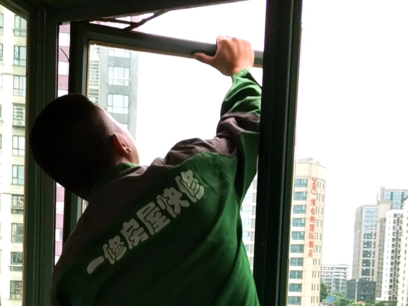 窗戶支架更換：1、測尺寸：封陽臺前需要測量好尺寸，在安裝前，應(yīng)檢驗窗戶尺寸與封陽臺的洞口尺寸是否一致。 2、固定支架：安裝窗戶時，先把窗戶固定在洞口處，然后使用螺絲加塑料脹銷固定。 3、檢查是否安正：窗框和窗戶洞口連接好之后，需要檢查窗戶是否安裝正了。如果傾斜，需要使用吊錘安正。