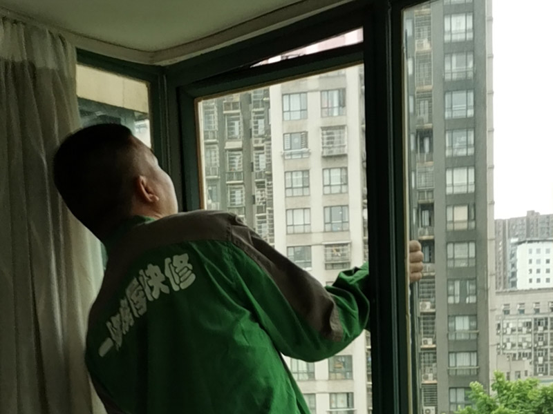 窗戶支架更換：1、測尺寸：封陽臺前需要測量好尺寸，在安裝前，應(yīng)檢驗窗戶尺寸與封陽臺的洞口尺寸是否一致。 2、固定支架：安裝窗戶時，先把窗戶固定在洞口處，然后使用螺絲加塑料脹銷固定。 3、檢查是否安正：窗框和窗戶洞口連接好之后，需要檢查窗戶是否安裝正了。如果傾斜，需要使用吊錘安正。