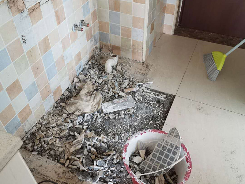 地磚拆除查漏水：1、 先找到主要的漏水點(diǎn)。首先把地板擦干，觀察出水的位置。 2、接著將出水點(diǎn)周圍的地板磚切掉，如果發(fā)現(xiàn)出水點(diǎn)，就可以將自來(lái)水總開(kāi)關(guān)關(guān)閉，打開(kāi)低位置的水龍頭，放干水管里的水。在漏水的那一段水管的前面撥開(kāi)水管，給水管吹入濃煙，看哪里出煙，將之標(biāo)記好位置。3、 如果沒(méi)有發(fā)現(xiàn)出水點(diǎn)，那只能把水管走向的地板磚全部拆除，發(fā)現(xiàn)出水點(diǎn)后繼續(xù)第二步驟。在修好水管之后重新貼相應(yīng)地磚?；蛘咧匦虏贾盟?，然后把漏水的管子廢掉不用。 4、建議最好找專業(yè)人員操作，以免造成不必要的損失。