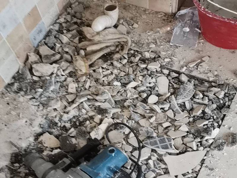 地磚拆除查漏水：1、 先找到主要的漏水點(diǎn)。首先把地板擦干，觀察出水的位置。 2、接著將出水點(diǎn)周圍的地板磚切掉，如果發(fā)現(xiàn)出水點(diǎn)，就可以將自來(lái)水總開(kāi)關(guān)關(guān)閉，打開(kāi)低位置的水龍頭，放干水管里的水。在漏水的那一段水管的前面撥開(kāi)水管，給水管吹入濃煙，看哪里出煙，將之標(biāo)記好位置。3、 如果沒(méi)有發(fā)現(xiàn)出水點(diǎn)，那只能把水管走向的地板磚全部拆除，發(fā)現(xiàn)出水點(diǎn)后繼續(xù)第二步驟。在修好水管之后重新貼相應(yīng)地磚?；蛘咧匦虏贾盟?，然后把漏水的管子廢掉不用。 4、建議最好找專業(yè)人員操作，以免造成不必要的損失。