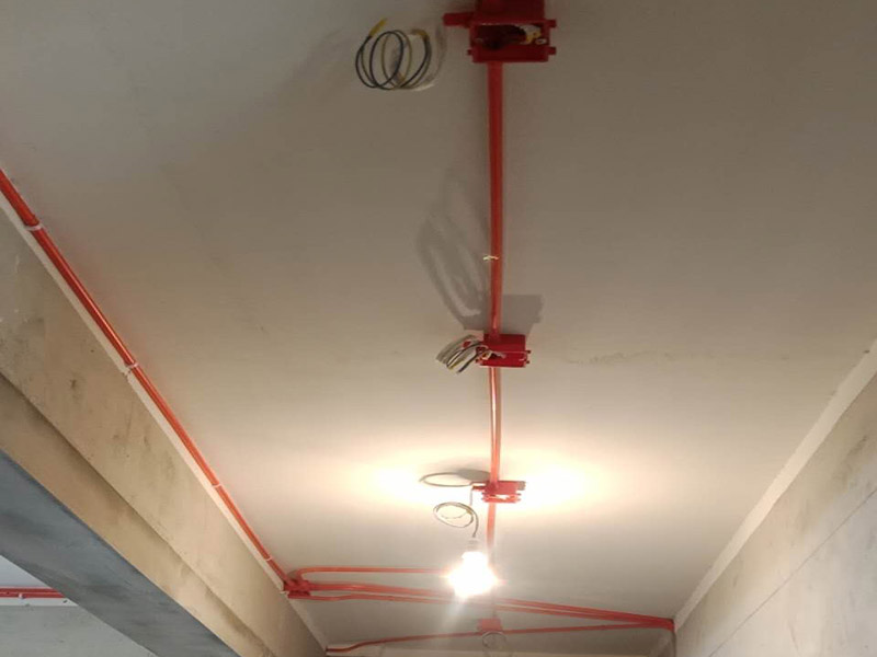 電路改造維修：定位確定好后，電工師傅會(huì)按照定位和電路走向來進(jìn)行開槽布線，開的槽要橫平豎直，這才是規(guī)范的操作，不允許開橫槽，會(huì)影響墻體的承重力。接下來就是進(jìn)行布線了，通常都是采用暗埋線管的方式，線管分為兩種，一種是冷彎管，還有一種PVC管。冷彎管是布線的最好選擇，特點(diǎn)是可以彎曲而不斷裂，價(jià)格比較貴，它的轉(zhuǎn)角有一定弧度，更換線比較方便，不用開墻更換。 選擇擇冷彎管的時(shí)候，需要借助彎管工具，弧度是線管直徑的十倍，這樣穿線或拆線，才能暢通無阻。