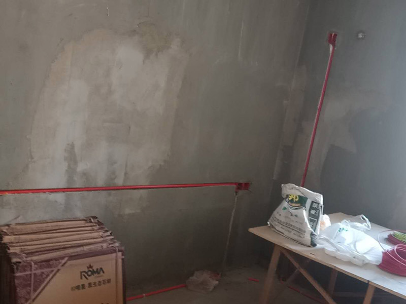 電路改造維修：定位確定好后，電工師傅會(huì)按照定位和電路走向來進(jìn)行開槽布線，開的槽要橫平豎直，這才是規(guī)范的操作，不允許開橫槽，會(huì)影響墻體的承重力。接下來就是進(jìn)行布線了，通常都是采用暗埋線管的方式，線管分為兩種，一種是冷彎管，還有一種PVC管。冷彎管是布線的最好選擇，特點(diǎn)是可以彎曲而不斷裂，價(jià)格比較貴，它的轉(zhuǎn)角有一定弧度，更換線比較方便，不用開墻更換。 選擇擇冷彎管的時(shí)候，需要借助彎管工具，弧度是線管直徑的十倍，這樣穿線或拆線，才能暢通無阻。