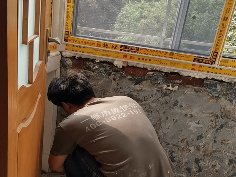 陽臺墻面基層鏟除：第一步：大檢查；鑒別方法是墻面灑水后，用鏟刀刮墻，很難鏟掉的應(yīng)該是水泥墻面;很容易鏟掉的就是大白粉加膠水的&ldquo;大白膩?zhàn)?rdquo;，由于其易受潮粉化并含有甲醛的工程膠水，需要鏟除。 第二步：封固層處理；首先，清除空鼓，用水浸濕墻面白粉層，鏟掉墻皮。第二，墻面輥刷界面劑清理浮灰，提高附著力。最后，用找平修補(bǔ)砂漿修補(bǔ)空鼓、線槽、孔洞，嵌縫石膏進(jìn)行溝縫處理。 第三步：厚找平層處理；平整度好的毛坯墻(毛坯房交房規(guī)范平整度在&plusmn;3毫米)就不需要用找平修補(bǔ)砂漿進(jìn)行厚找平了，直接用耐水膩?zhàn)踊蚬δ苄蜕鷳B(tài)膩?zhàn)舆M(jìn)行精找平就可以。 第四步：精找平層處理；厚找平層處理完后，就可以批刮