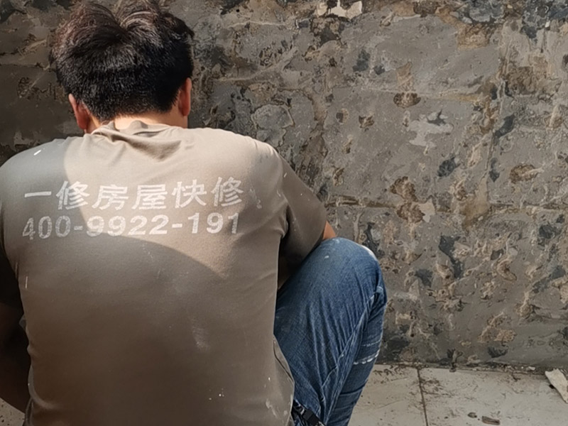 陽臺墻面基層鏟除：第一步：大檢查；鑒別方法是墻面灑水后，用鏟刀刮墻，很難鏟掉的應(yīng)該是水泥墻面;很容易鏟掉的就是大白粉加膠水的&ldquo;大白膩?zhàn)?rdquo;，由于其易受潮粉化并含有甲醛的工程膠水，需要鏟除。 第二步：封固層處理；首先，清除空鼓，用水浸濕墻面白粉層，鏟掉墻皮。第二，墻面輥刷界面劑清理浮灰，提高附著力。最后，用找平修補(bǔ)砂漿修補(bǔ)空鼓、線槽、孔洞，嵌縫石膏進(jìn)行溝縫處理。 第三步：厚找平層處理；平整度好的毛坯墻(毛坯房交房規(guī)范平整度在&plusmn;3毫米)就不需要用找平修補(bǔ)砂漿進(jìn)行厚找平了，直接用耐水膩?zhàn)踊蚬δ苄蜕鷳B(tài)膩?zhàn)舆M(jìn)行精找平就可以。 第四步：精找平層處理；厚找平層處理完后，就可以批刮