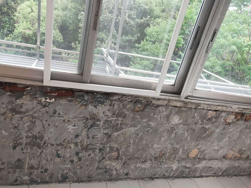 陽臺墻面基層鏟除：第一步：大檢查；鑒別方法是墻面灑水后，用鏟刀刮墻，很難鏟掉的應(yīng)該是水泥墻面;很容易鏟掉的就是大白粉加膠水的&ldquo;大白膩?zhàn)?rdquo;，由于其易受潮粉化并含有甲醛的工程膠水，需要鏟除。 第二步：封固層處理；首先，清除空鼓，用水浸濕墻面白粉層，鏟掉墻皮。第二，墻面輥刷界面劑清理浮灰，提高附著力。最后，用找平修補(bǔ)砂漿修補(bǔ)空鼓、線槽、孔洞，嵌縫石膏進(jìn)行溝縫處理。 第三步：厚找平層處理；平整度好的毛坯墻(毛坯房交房規(guī)范平整度在&plusmn;3毫米)就不需要用找平修補(bǔ)砂漿進(jìn)行厚找平了，直接用耐水膩?zhàn)踊蚬δ苄蜕鷳B(tài)膩?zhàn)舆M(jìn)行精找平就可以。 第四步：精找平層處理；厚找平層處理完后，就可以批刮