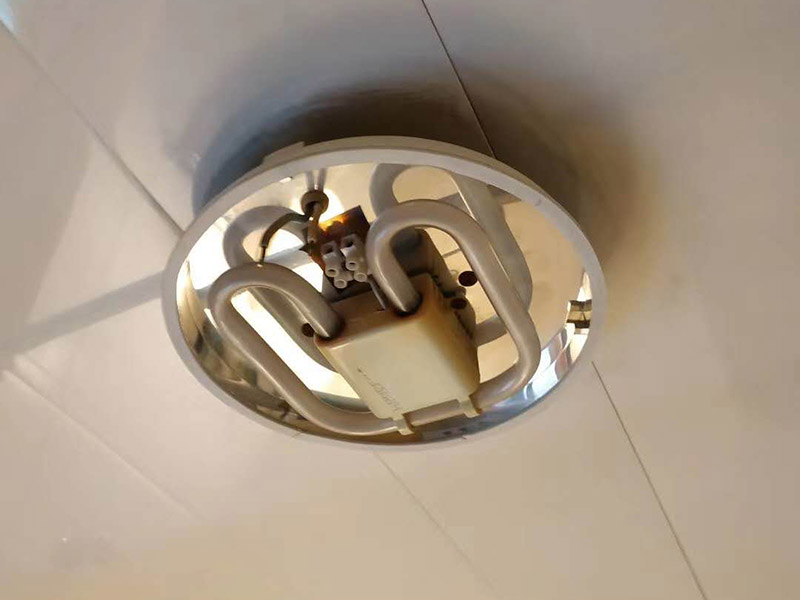浴室燈維修：用吸盤把扣板吸下來，切忌用利器。照明旁邊的扣板可以輕松的被取了下來。然后取下照明燈的面板，無論是環(huán)形還是蝶形燈管，都可以用正常去燈管的方法去掉。把新入手的燈管按照卡子的方向一一卡上去，上電源插座。將燈罩按照之前的順序裝上。將剩下的面板按照拆下的順序再裝上，就完成了。