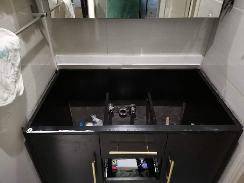 浴室柜安裝：在標(biāo)注好的位置，用氣鉆打孔先安裝主柜；再安裝洗臉盆，用玻璃膠固定好；再安裝水龍頭，接著就是下水器；安裝鏡子，還有置物架；完成。