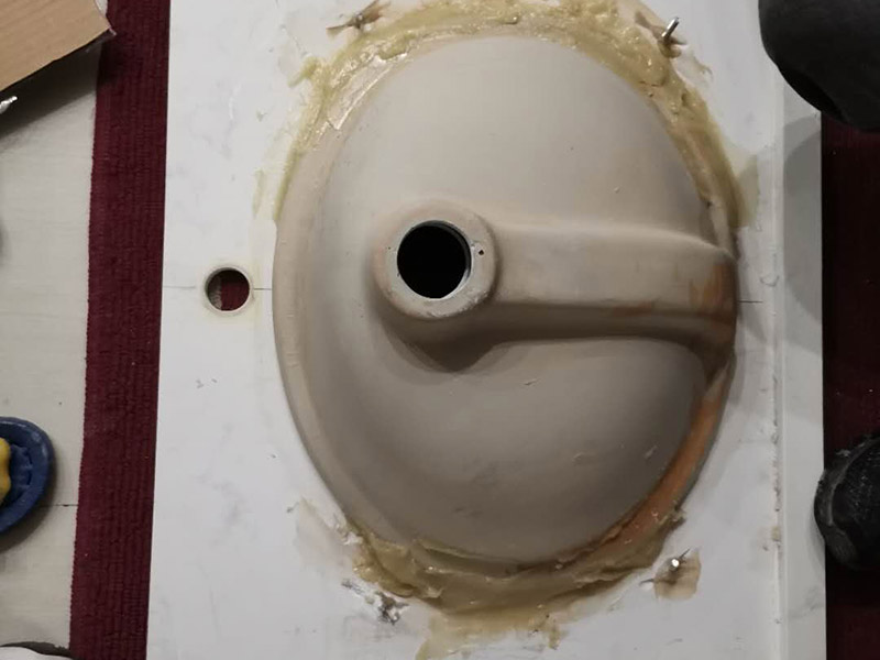 浴室柜安裝：在標(biāo)注好的位置，用氣鉆打孔先安裝主柜；再安裝洗臉盆，用玻璃膠固定好；再安裝水龍頭，接著就是下水器；安裝鏡子，還有置物架；完成。