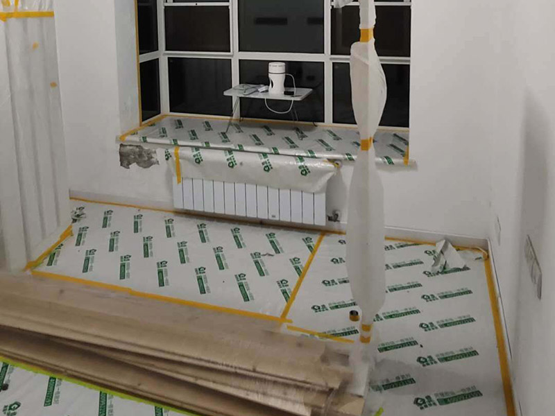 全屋翻新成品保護：成品保護的一般方法主要有：&ldquo;蓋、遮、圍、堵、包、綁&rdquo;。對于不同類型的物品，保護的方法是完全不同的。地面工程覆蓋保護，這類就是蓋。采取搭棚等措施對成品進行遮護，就是遮。將有關排水、電氣等管道事先進行封堵，防止雜物、泥土等堵塞孔道就是堵；對成品進行有關包裹工作，如采用泡沫板、布條、設備包裝箱等就是包。