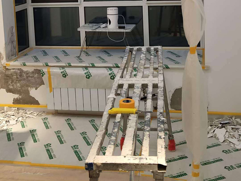 全屋翻新成品保護：成品保護的一般方法主要有：&ldquo;蓋、遮、圍、堵、包、綁&rdquo;。對于不同類型的物品，保護的方法是完全不同的。地面工程覆蓋保護，這類就是蓋。采取搭棚等措施對成品進行遮護，就是遮。將有關排水、電氣等管道事先進行封堵，防止雜物、泥土等堵塞孔道就是堵；對成品進行有關包裹工作，如采用泡沫板、布條、設備包裝箱等就是包。