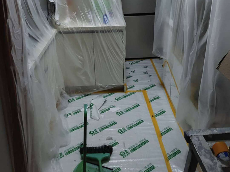 全屋翻新成品保護：成品保護的一般方法主要有：&ldquo;蓋、遮、圍、堵、包、綁&rdquo;。對于不同類型的物品，保護的方法是完全不同的。地面工程覆蓋保護，這類就是蓋。采取搭棚等措施對成品進行遮護，就是遮。將有關排水、電氣等管道事先進行封堵，防止雜物、泥土等堵塞孔道就是堵；對成品進行有關包裹工作，如采用泡沫板、布條、設備包裝箱等就是包。