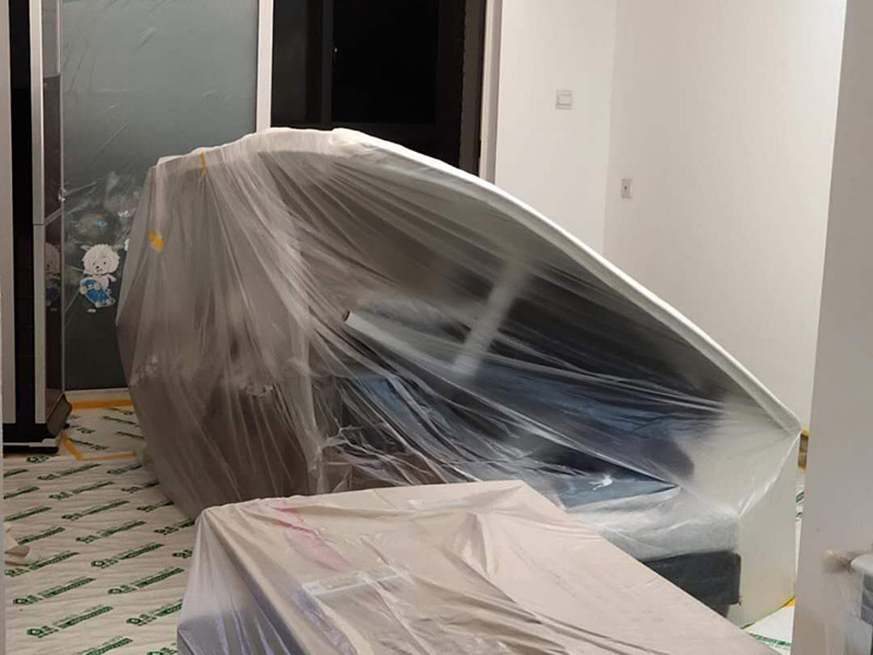 全屋翻新成品保護：成品保護的一般方法主要有：&ldquo;蓋、遮、圍、堵、包、綁&rdquo;。對于不同類型的物品，保護的方法是完全不同的。地面工程覆蓋保護，這類就是蓋。采取搭棚等措施對成品進行遮護，就是遮。將有關排水、電氣等管道事先進行封堵，防止雜物、泥土等堵塞孔道就是堵；對成品進行有關包裹工作，如采用泡沫板、布條、設備包裝箱等就是包。