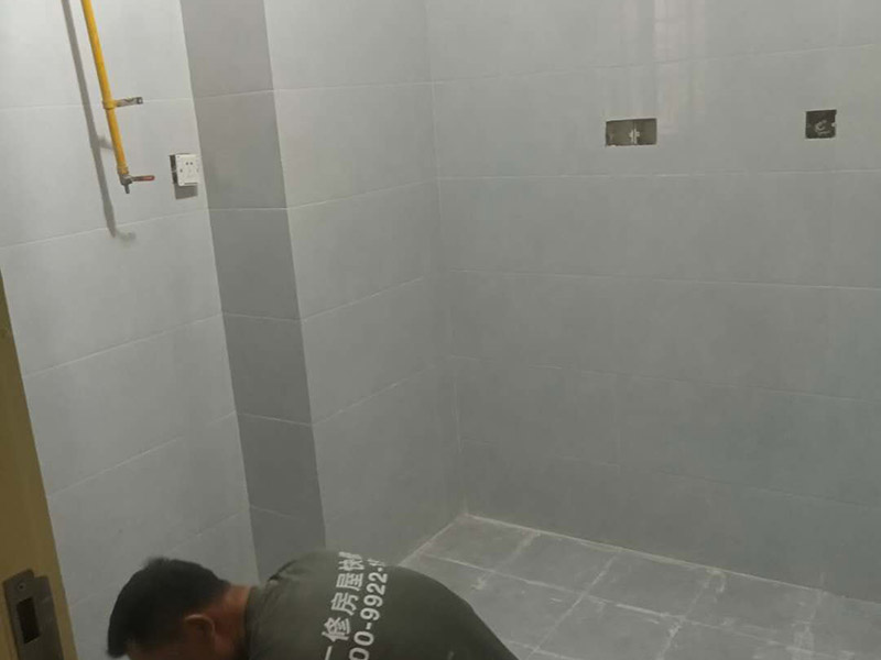 廚衛(wèi)墻面防水貼磚：衛(wèi)生間的防水工作流程，都是在地面用水泥砂漿找平一次，等它干透后再做防水。那些詢問(wèn)做完防水能不能馬上貼瓷磚的業(yè)主，首先要搞清楚，防水不是只做一遍就可以的。一般的防水施工要做2到3遍，而且防水的順序也是有講究的，比如，要先做完墻面防水再貼墻磚，其次才可以做地面防水，再貼地磚。因?yàn)榈孛娼?jīng)常會(huì)踩來(lái)踩去，地面防水如果先做了會(huì)很容易踩壞。