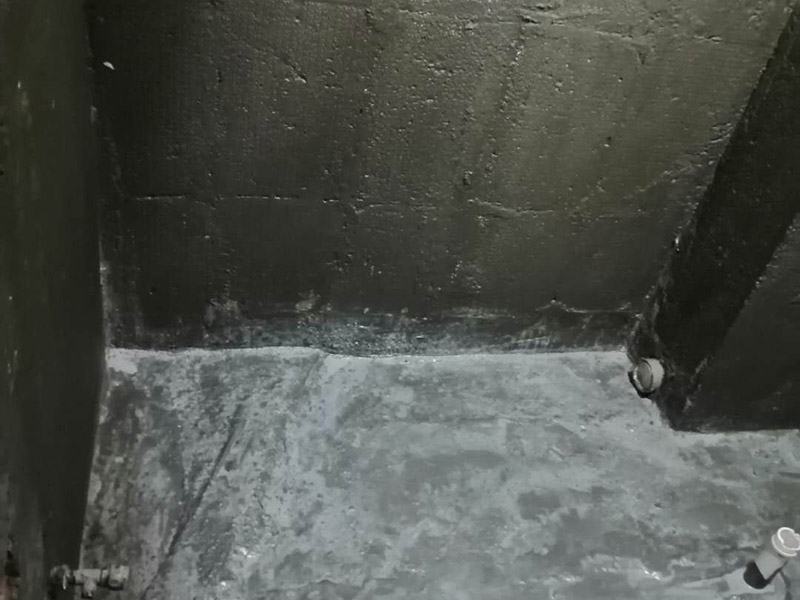 廚衛(wèi)墻面防水貼磚：衛(wèi)生間的防水工作流程，都是在地面用水泥砂漿找平一次，等它干透后再做防水。那些詢問(wèn)做完防水能不能馬上貼瓷磚的業(yè)主，首先要搞清楚，防水不是只做一遍就可以的。一般的防水施工要做2到3遍，而且防水的順序也是有講究的，比如，要先做完墻面防水再貼墻磚，其次才可以做地面防水，再貼地磚。因?yàn)榈孛娼?jīng)常會(huì)踩來(lái)踩去，地面防水如果先做了會(huì)很容易踩壞。