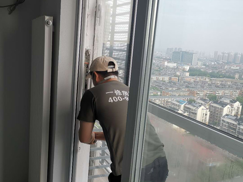 窗戶安裝維修：如果塑鋼窗開關(guān)都很困難，甚至有打不開的情況，檢查一下是不是變形了，或者是因?yàn)榇翱蛏厦娴穆萁z掉了，如果是螺絲掉了，可以換一個(gè)螺絲重新固定。如果塑鋼窗排水不暢，軌道里總是積了很多水，看看排水孔是不是被什么堵塞了，或者是軌道里面有沒有垃圾，將這些地方疏通一下就可以了。塑鋼窗受到臟東西的侵蝕很容易被銹蝕，空了經(jīng)常擦擦窗框，打掃一下軌道里面的雜物，保持它的干燥光亮，就可以延長(zhǎng)它的壽命，用起來也輕松。