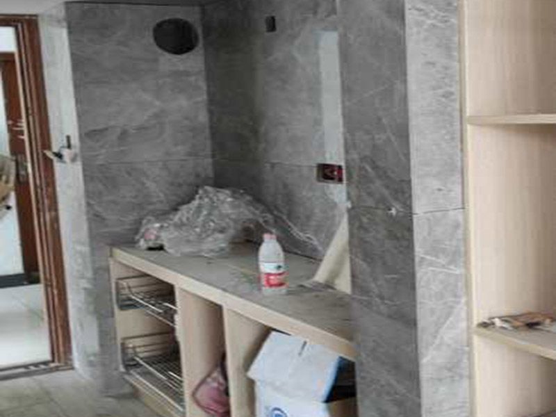 全屋柜體瓷磚安裝：瓷磚櫥柜的底座：一般為10-15厘米左右，可以用實體磚在地面上擺，然后把瓷磚放在實體磚上，注意在瓷磚邊緣貼上鑲邊兒，然后砌水泥，水泥砌到鑲邊兒的上沿就可以了，再鋪上一層瓷磚，注意瓷磚的表面朝上，這就是櫥柜的柜底。 櫥柜地柜高度：櫥柜地柜的高度（含臺面）在80cm左右比較合適。 常見的調(diào)整腳高度為10cm，臺面高度為4cm。 柜體高度一般為65cm，略高一些為71.5cm。 櫥柜高度=調(diào)整腳+柜體+臺面。 