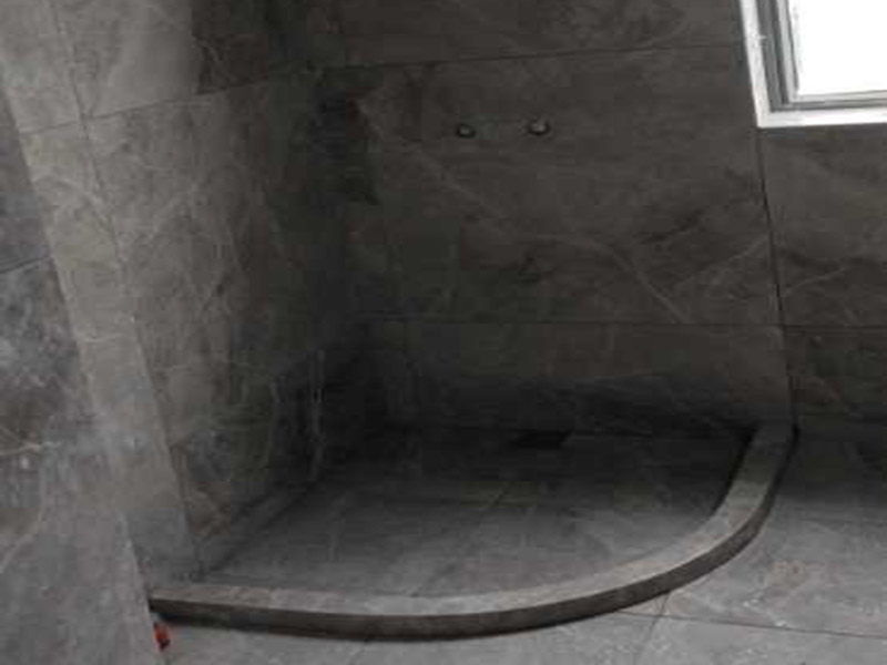 全屋柜體瓷磚安裝：瓷磚櫥柜的底座：一般為10-15厘米左右，可以用實體磚在地面上擺，然后把瓷磚放在實體磚上，注意在瓷磚邊緣貼上鑲邊兒，然后砌水泥，水泥砌到鑲邊兒的上沿就可以了，再鋪上一層瓷磚，注意瓷磚的表面朝上，這就是櫥柜的柜底。 櫥柜地柜高度：櫥柜地柜的高度（含臺面）在80cm左右比較合適。 常見的調(diào)整腳高度為10cm，臺面高度為4cm。 柜體高度一般為65cm，略高一些為71.5cm。 櫥柜高度=調(diào)整腳+柜體+臺面。 