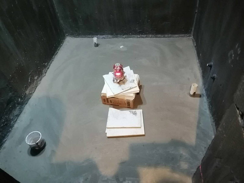 衛(wèi)生間拆除翻新：對(duì)洗浴用具首先進(jìn)行拆卸，再拆除天花。根據(jù)施工隊(duì)的施工習(xí)慣，洗浴用具可以在所有墻面敲磚前統(tǒng)一拆除，也可以與敲磚穿插進(jìn)行。在拆除洗浴用具時(shí)，需要事先與屋主溝通。如果洗浴用具需要保留使用，則拆卸時(shí)注意不能損壞洗浴用具。并不是所有洗浴用具都需要馬上拆卸，馬桶的拆卸是留到進(jìn)行的，施工期間，可以用木板等材料保護(hù)馬桶，以防掉落物砸壞。