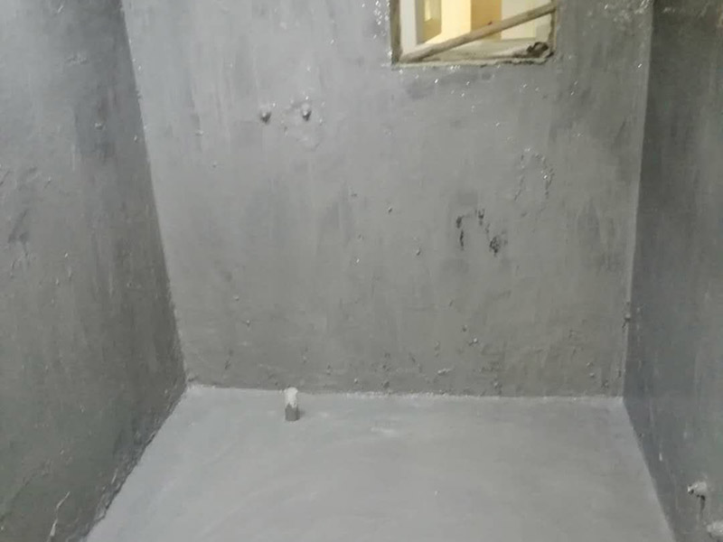 衛(wèi)生間拆除翻新：對(duì)洗浴用具首先進(jìn)行拆卸，再拆除天花。根據(jù)施工隊(duì)的施工習(xí)慣，洗浴用具可以在所有墻面敲磚前統(tǒng)一拆除，也可以與敲磚穿插進(jìn)行。在拆除洗浴用具時(shí)，需要事先與屋主溝通。如果洗浴用具需要保留使用，則拆卸時(shí)注意不能損壞洗浴用具。并不是所有洗浴用具都需要馬上拆卸，馬桶的拆卸是留到進(jìn)行的，施工期間，可以用木板等材料保護(hù)馬桶，以防掉落物砸壞。