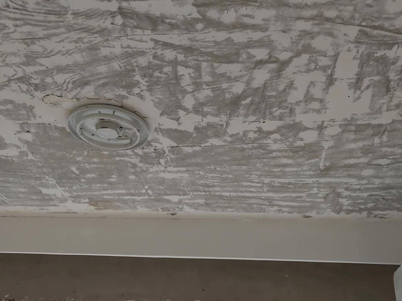 客廳天花板改造：首先注意天花板是否有滲水、漏水、發(fā)霉現(xiàn)象。如果沒有,第一步就是拆除已經(jīng)老化或者不要的燈具;第二步電路全部重新布局。如果天花板有霉斑,說明之前防水做的不好,冷墻體遇室內(nèi)熱氣產(chǎn)生冷凝水,就會(huì)發(fā)霉;建議重新做防水、保溫處理。