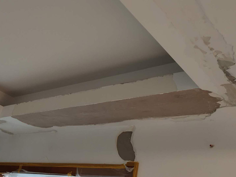 客廳天花板改造：首先注意天花板是否有滲水、漏水、發(fā)霉現(xiàn)象。如果沒有,第一步就是拆除已經(jīng)老化或者不要的燈具;第二步電路全部重新布局。如果天花板有霉斑,說明之前防水做的不好,冷墻體遇室內(nèi)熱氣產(chǎn)生冷凝水,就會(huì)發(fā)霉;建議重新做防水、保溫處理。