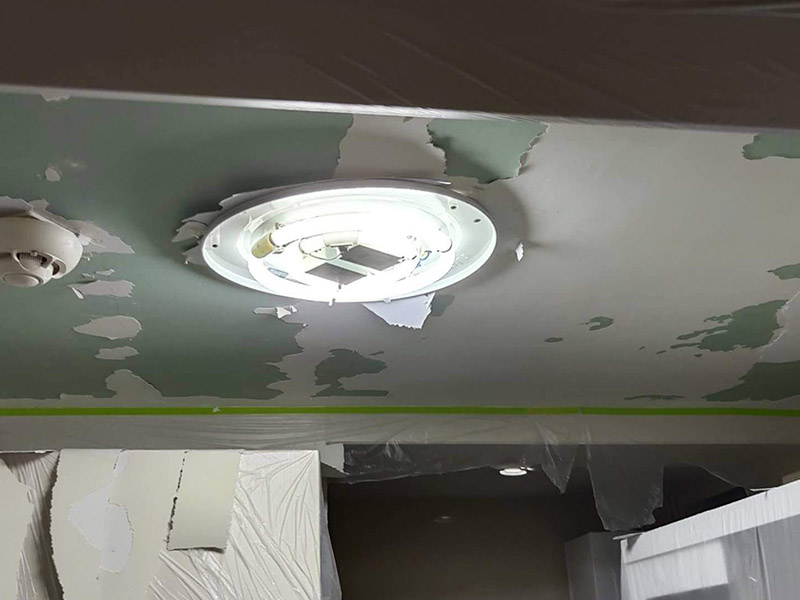 客廳天花板改造：首先注意天花板是否有滲水、漏水、發(fā)霉現(xiàn)象。如果沒有,第一步就是拆除已經(jīng)老化或者不要的燈具;第二步電路全部重新布局。如果天花板有霉斑,說明之前防水做的不好,冷墻體遇室內(nèi)熱氣產(chǎn)生冷凝水,就會(huì)發(fā)霉;建議重新做防水、保溫處理。
