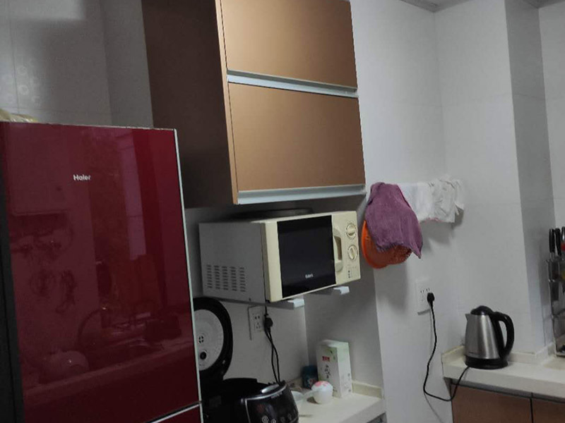 廚房線路改造：廚房開關(guān)和插座如果靠近灶具，溫度較高容易加速電路老化；也要遠(yuǎn)離水槽，避免受潮而發(fā)生漏電事故。凈水器、廚房垃圾處理器等通常安裝在水槽柜下方，它的電源開關(guān)和插座最好放在水槽柜的旁邊，使用防水開關(guān)和插座，避免因?yàn)槌睗穸╇?。廚房要使用帶有保護(hù)門的插座，帶有保護(hù)門的雙孔插頭必須同時(shí)插入雙孔才能通電，三孔插座必須插頭接觸地極后，另外兩腳才能插入通電。這樣的設(shè)計(jì)避免兒童由于好奇，用手指或小金屬片、鐵針等導(dǎo)電體伸進(jìn)插孔而觸電。一些家庭在安裝插座時(shí)，覺得太高有礙美觀，會(huì)裝在較低的隱蔽位置，但這樣容易讓水濺到插座里，因此廚房插座最好高于臺(tái)面30厘米。