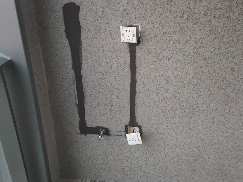 廚房線路改造：廚房開關(guān)和插座如果靠近灶具，溫度較高容易加速電路老化；也要遠(yuǎn)離水槽，避免受潮而發(fā)生漏電事故。凈水器、廚房垃圾處理器等通常安裝在水槽柜下方，它的電源開關(guān)和插座最好放在水槽柜的旁邊，使用防水開關(guān)和插座，避免因?yàn)槌睗穸╇?。廚房要使用帶有保護(hù)門的插座，帶有保護(hù)門的雙孔插頭必須同時(shí)插入雙孔才能通電，三孔插座必須插頭接觸地極后，另外兩腳才能插入通電。這樣的設(shè)計(jì)避免兒童由于好奇，用手指或小金屬片、鐵針等導(dǎo)電體伸進(jìn)插孔而觸電。一些家庭在安裝插座時(shí)，覺得太高有礙美觀，會(huì)裝在較低的隱蔽位置，但這樣容易讓水濺到插座里，因此廚房插座最好高于臺(tái)面30厘米。