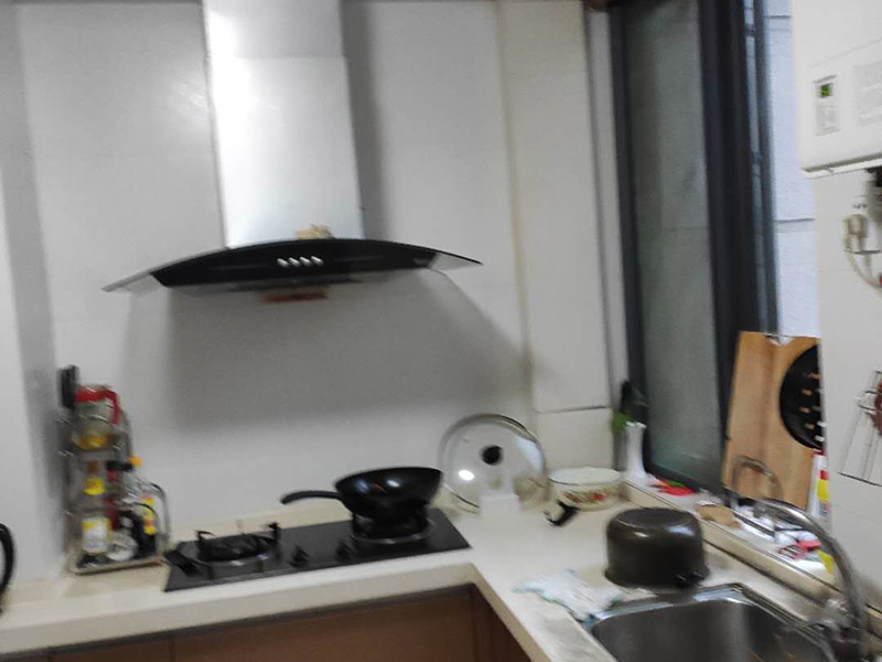 廚房線路改造：廚房開關(guān)和插座如果靠近灶具，溫度較高容易加速電路老化；也要遠(yuǎn)離水槽，避免受潮而發(fā)生漏電事故。凈水器、廚房垃圾處理器等通常安裝在水槽柜下方，它的電源開關(guān)和插座最好放在水槽柜的旁邊，使用防水開關(guān)和插座，避免因?yàn)槌睗穸╇姟N房要使用帶有保護(hù)門的插座，帶有保護(hù)門的雙孔插頭必須同時(shí)插入雙孔才能通電，三孔插座必須插頭接觸地極后，另外兩腳才能插入通電。這樣的設(shè)計(jì)避免兒童由于好奇，用手指或小金屬片、鐵針等導(dǎo)電體伸進(jìn)插孔而觸電。一些家庭在安裝插座時(shí)，覺得太高有礙美觀，會(huì)裝在較低的隱蔽位置，但這樣容易讓水濺到插座里，因此廚房插座最好高于臺(tái)面30厘米。