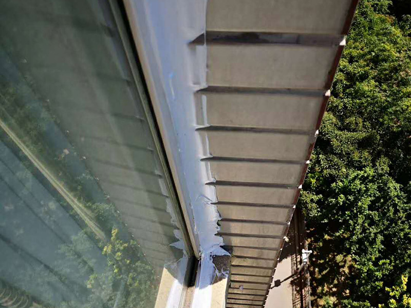 窗戶漏水打膠維修：局部鑿開、清除窗框與結構墻體之間的填充材料，用聚合物水泥防水砂漿進行分層填實，并涂刷防水涂料密封防水，淋水試驗無滲漏后，在回復飾面層即可。 1.開槽鑿除：鑿除的深度應超過窗框的1/2寬度，鑿除作業(yè)時注意不能用力過大，防止周邊砌體松動。 2.分層嵌填聚合物水泥防水砂漿：聚合物防水砂漿每一遍厚度不超過15mm，第二遍要等第一遍干固后再施工。養(yǎng)護三天后再涂刷聚合物水泥防水涂料2遍以上。