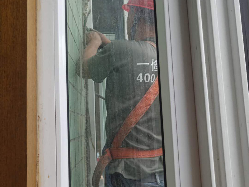 飄窗外墻防水施工：如果是窗戶安裝問題，則，把外面的密封膠清除后看窗與墻之間的縫有沒有用泡沫填充劑充填實(shí)，如果充填實(shí)了，則是外面的密封膠沒有處理好，應(yīng)先將打膠處的雜物包括原膠皮及灰塵清除，然后打膠。若不是窗框處滲水，而是飄窗體滲水，則看看外粉有沒有空鼓，若有空鼓應(yīng)鏟除后重新粉刷，若無空鼓，可在內(nèi)外立面做滲入型防水劑處理。若是瓷磚外立面，可先用防水膩?zhàn)庸创纱u縫，然后再做滲入型防水劑處理。