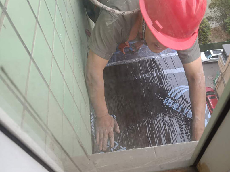 飄窗外墻防水施工：如果是窗戶安裝問題，則，把外面的密封膠清除后看窗與墻之間的縫有沒有用泡沫填充劑充填實(shí)，如果充填實(shí)了，則是外面的密封膠沒有處理好，應(yīng)先將打膠處的雜物包括原膠皮及灰塵清除，然后打膠。若不是窗框處滲水，而是飄窗體滲水，則看看外粉有沒有空鼓，若有空鼓應(yīng)鏟除后重新粉刷，若無空鼓，可在內(nèi)外立面做滲入型防水劑處理。若是瓷磚外立面，可先用防水膩?zhàn)庸创纱u縫，然后再做滲入型防水劑處理。