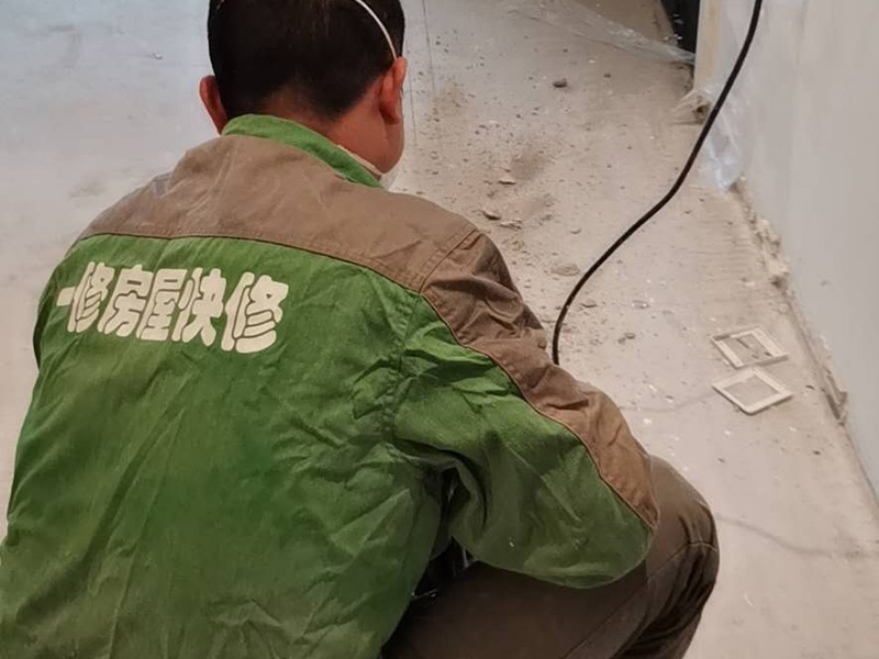 地面線路開槽維修：1、開槽過程中，不允許出現(xiàn)在承重墻面橫向開槽大于100cm的現(xiàn)象，因?yàn)闄M向開槽將破壞整樓的承重，使得抗震能力降低而且墻面容易開裂。如果是保溫墻的話，開很長(zhǎng)的橫槽有可能會(huì)導(dǎo)致開槽上部的保溫層整體脫落。墻面開槽一般都應(yīng)該是豎向垂直開槽。 　　2、預(yù)埋直徑1.6cm的線管墻體開槽的深度不得小于3cm，這樣封槽后刮膩?zhàn)泳筒怀霈F(xiàn)墻面不平整的現(xiàn)象了，也避免時(shí)間長(zhǎng)了因封槽太淺導(dǎo)致墻漆開裂。 　　3、開槽過程中如遇線管90&deg;彎時(shí)，應(yīng)擴(kuò)大開槽的位置，使線管能呈現(xiàn)出兩個(gè)45&deg;彎，以便于施工過程中穿線和日后檢修。 　　4、線槽和線槽的距離不能小于100mm，同一條線槽內(nèi)布線管數(shù)不建議超過6根。