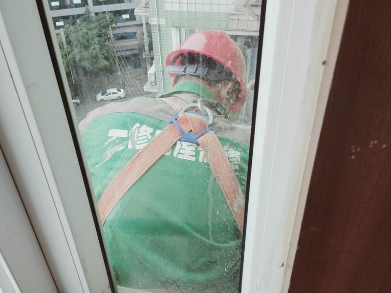 窗外雨棚防水維修:1.清潔雨棚的表面; 2.在需防水處理的區(qū)域涂上基層防水涂料,當其仍為濕潤時,把適合尺寸的縫織聚酯布鋪于其上,確?？p織聚酯布不起泡,不起皺,再用基層防水涂料浸透縫織聚酯布,至全干; 3.最后涂兩層表層防水涂料; 4.養(yǎng)護。