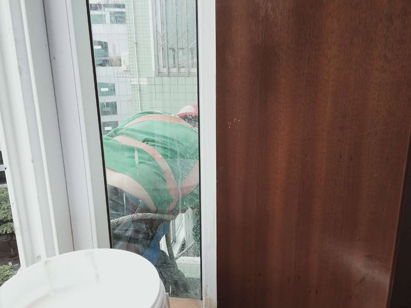 窗外雨棚防水維修:1.清潔雨棚的表面; 2.在需防水處理的區(qū)域涂上基層防水涂料,當其仍為濕潤時,把適合尺寸的縫織聚酯布鋪于其上,確保縫織聚酯布不起泡,不起皺,再用基層防水涂料浸透縫織聚酯布,至全干; 3.最后涂兩層表層防水涂料; 4.養(yǎng)護。