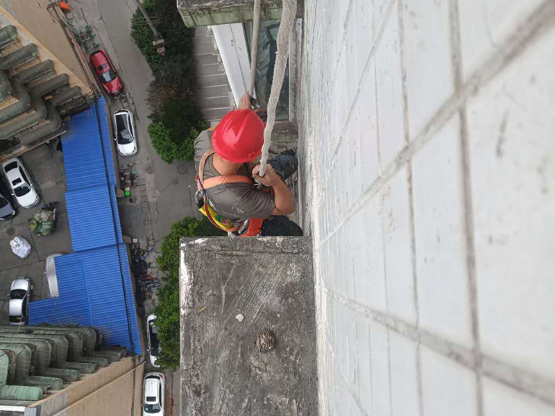 外墻高空作業(yè)施工：首先在對(duì)防水墻處理的時(shí)候一定要對(duì)墻體進(jìn)行檢查，看一看墻體有什么裂縫，或者不均勻的地方，這些地方需要處理過后才能對(duì)墻體進(jìn)行防水處理。嚴(yán)禁在墻面上留下空，裂縫，凹凸不平等問題，而且在外部進(jìn)入室內(nèi)的管子穿過墻體的也要做好密封性。這樣的墻才能做防水處理，不然的話效果會(huì)大打折扣。