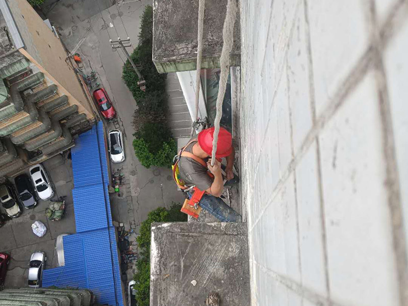 外墻高空作業(yè)施工：首先在對(duì)防水墻處理的時(shí)候一定要對(duì)墻體進(jìn)行檢查，看一看墻體有什么裂縫，或者不均勻的地方，這些地方需要處理過后才能對(duì)墻體進(jìn)行防水處理。嚴(yán)禁在墻面上留下空，裂縫，凹凸不平等問題，而且在外部進(jìn)入室內(nèi)的管子穿過墻體的也要做好密封性。這樣的墻才能做防水處理，不然的話效果會(huì)大打折扣。