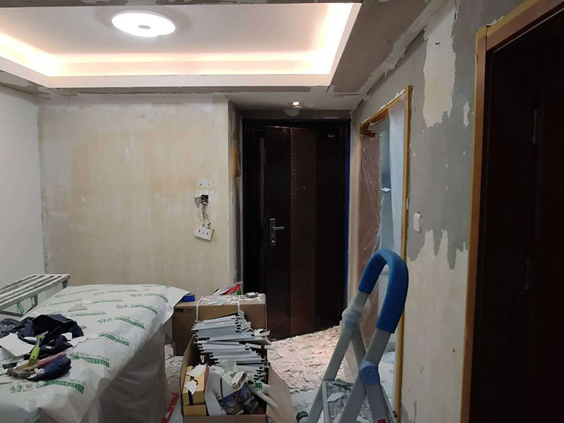 全屋墻面鏟除翻新：舊墻面在翻新前一定要做墻面基底處理，粉化嚴(yán)重的要全部鏟除，鏟除后抹上一層白水泥，原來(lái)墻面過(guò)于光滑、刷過(guò)油漆的鏟除后還要做打磨處理，把粘結(jié)不牢的表皮去掉，便于新涂料和墻體粘結(jié)。墻面底漆的作用是抗堿防潮、封固基材、保護(hù)面漆，提高面漆的質(zhì)感和遮蓋力，對(duì)于老房翻新，墻面一定要做底漆，如果沒(méi)有刷底漆就直接上面漆的話，時(shí)間一長(zhǎng)墻面容易起泡、發(fā)霉，太陽(yáng)照曬時(shí)間長(zhǎng)了也容易變色。已經(jīng)上好面漆的墻面要修補(bǔ)會(huì)比較麻煩，容易產(chǎn)生色差，材料的使用時(shí)間不同，質(zhì)量也難以保證，很難達(dá)到理想效果。 所以墻面的修補(bǔ)最好是整塊墻面，或是盡可能地選擇較大面積進(jìn)行修補(bǔ)，這樣可以盡量避免產(chǎn)生色差，修補(bǔ)后的質(zhì)量也更好。