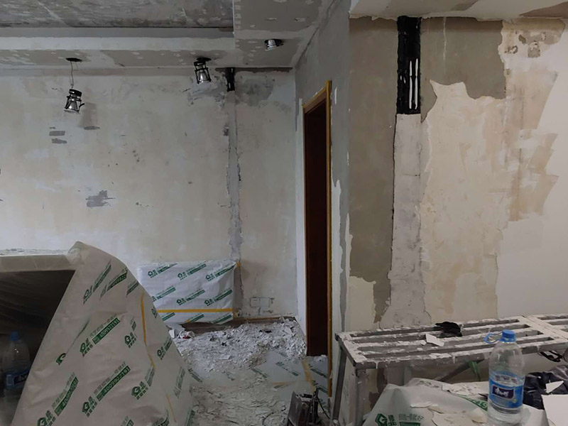 全屋墻面鏟除翻新：舊墻面在翻新前一定要做墻面基底處理，粉化嚴(yán)重的要全部鏟除，鏟除后抹上一層白水泥，原來(lái)墻面過(guò)于光滑、刷過(guò)油漆的鏟除后還要做打磨處理，把粘結(jié)不牢的表皮去掉，便于新涂料和墻體粘結(jié)。墻面底漆的作用是抗堿防潮、封固基材、保護(hù)面漆，提高面漆的質(zhì)感和遮蓋力，對(duì)于老房翻新，墻面一定要做底漆，如果沒(méi)有刷底漆就直接上面漆的話，時(shí)間一長(zhǎng)墻面容易起泡、發(fā)霉，太陽(yáng)照曬時(shí)間長(zhǎng)了也容易變色。已經(jīng)上好面漆的墻面要修補(bǔ)會(huì)比較麻煩，容易產(chǎn)生色差，材料的使用時(shí)間不同，質(zhì)量也難以保證，很難達(dá)到理想效果。 所以墻面的修補(bǔ)最好是整塊墻面，或是盡可能地選擇較大面積進(jìn)行修補(bǔ)，這樣可以盡量避免產(chǎn)生色差，修補(bǔ)后的質(zhì)量也更好。