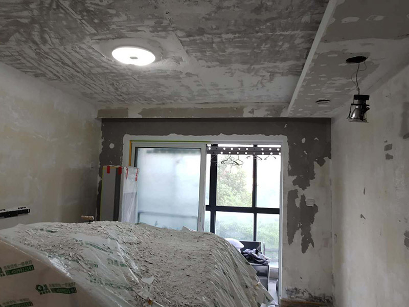 全屋墻面鏟除翻新：舊墻面在翻新前一定要做墻面基底處理，粉化嚴(yán)重的要全部鏟除，鏟除后抹上一層白水泥，原來(lái)墻面過(guò)于光滑、刷過(guò)油漆的鏟除后還要做打磨處理，把粘結(jié)不牢的表皮去掉，便于新涂料和墻體粘結(jié)。墻面底漆的作用是抗堿防潮、封固基材、保護(hù)面漆，提高面漆的質(zhì)感和遮蓋力，對(duì)于老房翻新，墻面一定要做底漆，如果沒(méi)有刷底漆就直接上面漆的話，時(shí)間一長(zhǎng)墻面容易起泡、發(fā)霉，太陽(yáng)照曬時(shí)間長(zhǎng)了也容易變色。已經(jīng)上好面漆的墻面要修補(bǔ)會(huì)比較麻煩，容易產(chǎn)生色差，材料的使用時(shí)間不同，質(zhì)量也難以保證，很難達(dá)到理想效果。 所以墻面的修補(bǔ)最好是整塊墻面，或是盡可能地選擇較大面積進(jìn)行修補(bǔ)，這樣可以盡量避免產(chǎn)生色差，修補(bǔ)后的質(zhì)量也更好。