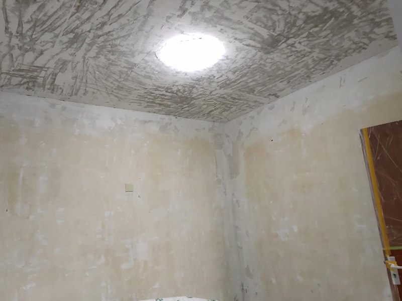 全屋墻面鏟除翻新：舊墻面在翻新前一定要做墻面基底處理，粉化嚴(yán)重的要全部鏟除，鏟除后抹上一層白水泥，原來(lái)墻面過(guò)于光滑、刷過(guò)油漆的鏟除后還要做打磨處理，把粘結(jié)不牢的表皮去掉，便于新涂料和墻體粘結(jié)。墻面底漆的作用是抗堿防潮、封固基材、保護(hù)面漆，提高面漆的質(zhì)感和遮蓋力，對(duì)于老房翻新，墻面一定要做底漆，如果沒(méi)有刷底漆就直接上面漆的話，時(shí)間一長(zhǎng)墻面容易起泡、發(fā)霉，太陽(yáng)照曬時(shí)間長(zhǎng)了也容易變色。已經(jīng)上好面漆的墻面要修補(bǔ)會(huì)比較麻煩，容易產(chǎn)生色差，材料的使用時(shí)間不同，質(zhì)量也難以保證，很難達(dá)到理想效果。 所以墻面的修補(bǔ)最好是整塊墻面，或是盡可能地選擇較大面積進(jìn)行修補(bǔ)，這樣可以盡量避免產(chǎn)生色差，修補(bǔ)后的質(zhì)量也更好。