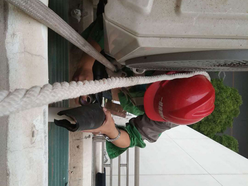 外墻下水管維修：1、做外墻防水首先要bai將外墻清理干凈,做到表面無油污,孔及洞du縫中不留塵土和水泥等zhi松散顆粒及一切雜物。 2、外墻防水用防水粉加JS復合防水涂料按3.5:1的比例拌制成修補膏,將面磚之間灰縫上裂縫,孔洞嵌填密實。 3、待其干燥后,用有機硅憎水劑將外墻全面噴涂一遍。有機硅憎水劑屬環(huán)保產(chǎn)品,不變原基底顏色,不易粘惹灰塵,不影響飾面磚裝飾效果。