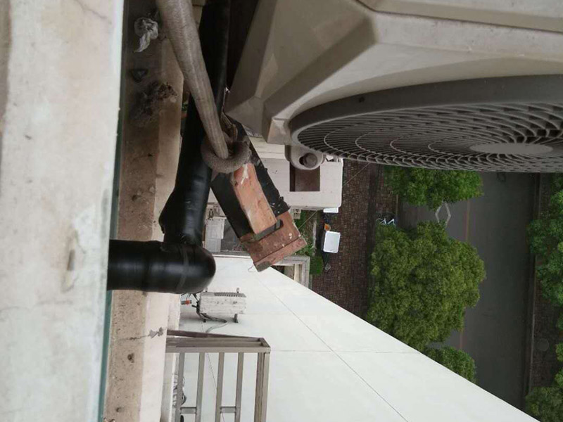 外墻下水管維修：1、做外墻防水首先要bai將外墻清理干凈,做到表面無油污,孔及洞du縫中不留塵土和水泥等zhi松散顆粒及一切雜物。 2、外墻防水用防水粉加JS復合防水涂料按3.5:1的比例拌制成修補膏,將面磚之間灰縫上裂縫,孔洞嵌填密實。 3、待其干燥后,用有機硅憎水劑將外墻全面噴涂一遍。有機硅憎水劑屬環(huán)保產(chǎn)品,不變原基底顏色,不易粘惹灰塵,不影響飾面磚裝飾效果。