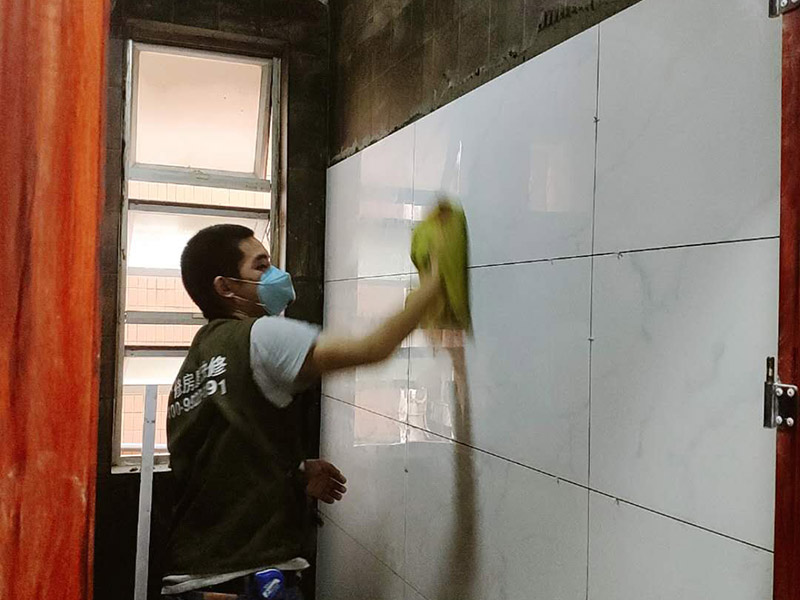 衛(wèi)生間裝修改造：由于衛(wèi)生間的用水量大，因此施工的第一步，我們需要對(duì)水電進(jìn)行布局和改造。衛(wèi)生間的水電改造包括浴霸采暖、水管的入墻處理等。我們?cè)谶M(jìn)行水電改造前，要先明確衛(wèi)生間里需要安裝的衛(wèi)浴設(shè)備及其安裝的位置，然后預(yù)留好相關(guān)的插座，以防后期需要添加電器，方便使用。水電改造必須按照嚴(yán)格的施工標(biāo)準(zhǔn)來(lái)操作，以免影響到衛(wèi)生間的正常使用。其次，我們要做好衛(wèi)生間的防水工程，一般來(lái)說(shuō)，它的地面防水是需要做兩遍，其防水層要高出地面大概250mm左右。然后我們?cè)谧龊帽Ｗo(hù)層，處理好地面防水之后，衛(wèi)生間的墻面也需要做好相應(yīng)的防水工程。需要注意的是衛(wèi)生間的墻面防水層最好做到頂，防水工程做好之后，一定不要忘了做24小時(shí)閉水試驗(yàn)。