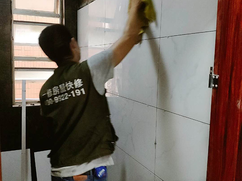 衛(wèi)生間裝修改造：由于衛(wèi)生間的用水量大，因此施工的第一步，我們需要對(duì)水電進(jìn)行布局和改造。衛(wèi)生間的水電改造包括浴霸采暖、水管的入墻處理等。我們?cè)谶M(jìn)行水電改造前，要先明確衛(wèi)生間里需要安裝的衛(wèi)浴設(shè)備及其安裝的位置，然后預(yù)留好相關(guān)的插座，以防后期需要添加電器，方便使用。水電改造必須按照嚴(yán)格的施工標(biāo)準(zhǔn)來(lái)操作，以免影響到衛(wèi)生間的正常使用。其次，我們要做好衛(wèi)生間的防水工程，一般來(lái)說(shuō)，它的地面防水是需要做兩遍，其防水層要高出地面大概250mm左右。然后我們?cè)谧龊帽Ｗo(hù)層，處理好地面防水之后，衛(wèi)生間的墻面也需要做好相應(yīng)的防水工程。需要注意的是衛(wèi)生間的墻面防水層最好做到頂，防水工程做好之后，一定不要忘了做24小時(shí)閉水試驗(yàn)。