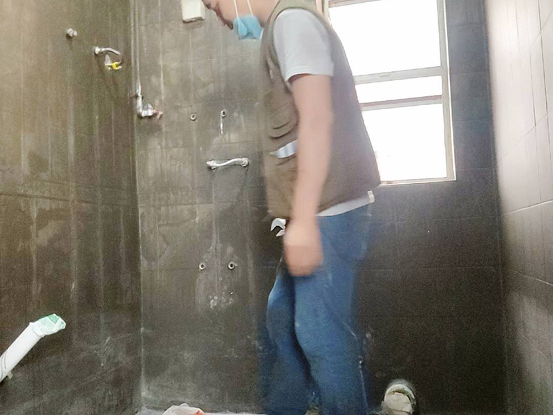 衛(wèi)生間裝修改造：由于衛(wèi)生間的用水量大，因此施工的第一步，我們需要對(duì)水電進(jìn)行布局和改造。衛(wèi)生間的水電改造包括浴霸采暖、水管的入墻處理等。我們?cè)谶M(jìn)行水電改造前，要先明確衛(wèi)生間里需要安裝的衛(wèi)浴設(shè)備及其安裝的位置，然后預(yù)留好相關(guān)的插座，以防后期需要添加電器，方便使用。水電改造必須按照嚴(yán)格的施工標(biāo)準(zhǔn)來(lái)操作，以免影響到衛(wèi)生間的正常使用。其次，我們要做好衛(wèi)生間的防水工程，一般來(lái)說(shuō)，它的地面防水是需要做兩遍，其防水層要高出地面大概250mm左右。然后我們?cè)谧龊帽Ｗo(hù)層，處理好地面防水之后，衛(wèi)生間的墻面也需要做好相應(yīng)的防水工程。需要注意的是衛(wèi)生間的墻面防水層最好做到頂，防水工程做好之后，一定不要忘了做24小時(shí)閉水試驗(yàn)。